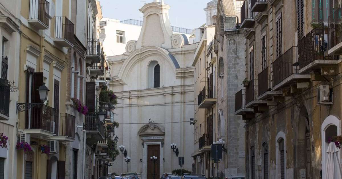 Bari, San Domenico: la chiesa di quell'antico convento rimpiazzato dalla Prefettura